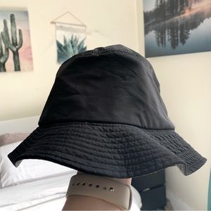 Simons Bucket Hat in Black